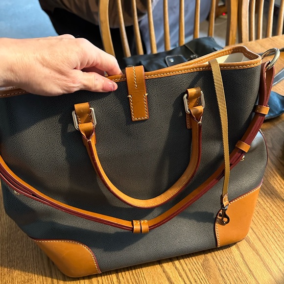Pristine Dooney and Bourke Shoulder Bag - Picture 6 of 7